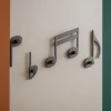 Appendiabiti note musicali a parete colore grigio quarzo per ingresso