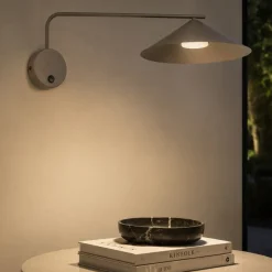 Applique a braccio lungo marrone orientabile con interruttore per illuminazione tavolo