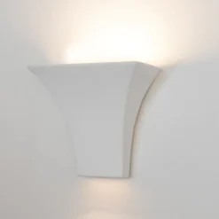 Applique bianca di gesso ceramico stile contemporaneo