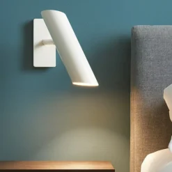Applique bianca orientabile per comodino testata camera da letto moderna