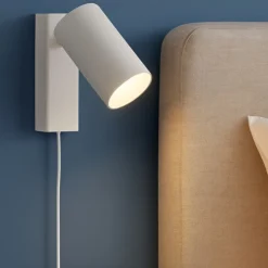 Applique bianco luce orientabile con spina e interruttore per comodino