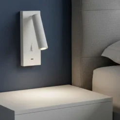 Applique bianco per camera da letto squadrato orientabile con interruttore
