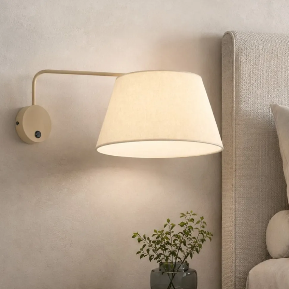 Applique con braccio orientabile beige in tessuto per comodino camera da letto