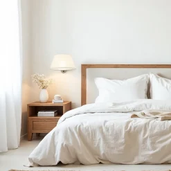 Applique con braccio orientabile beige in tessuto per comodino camera da letto