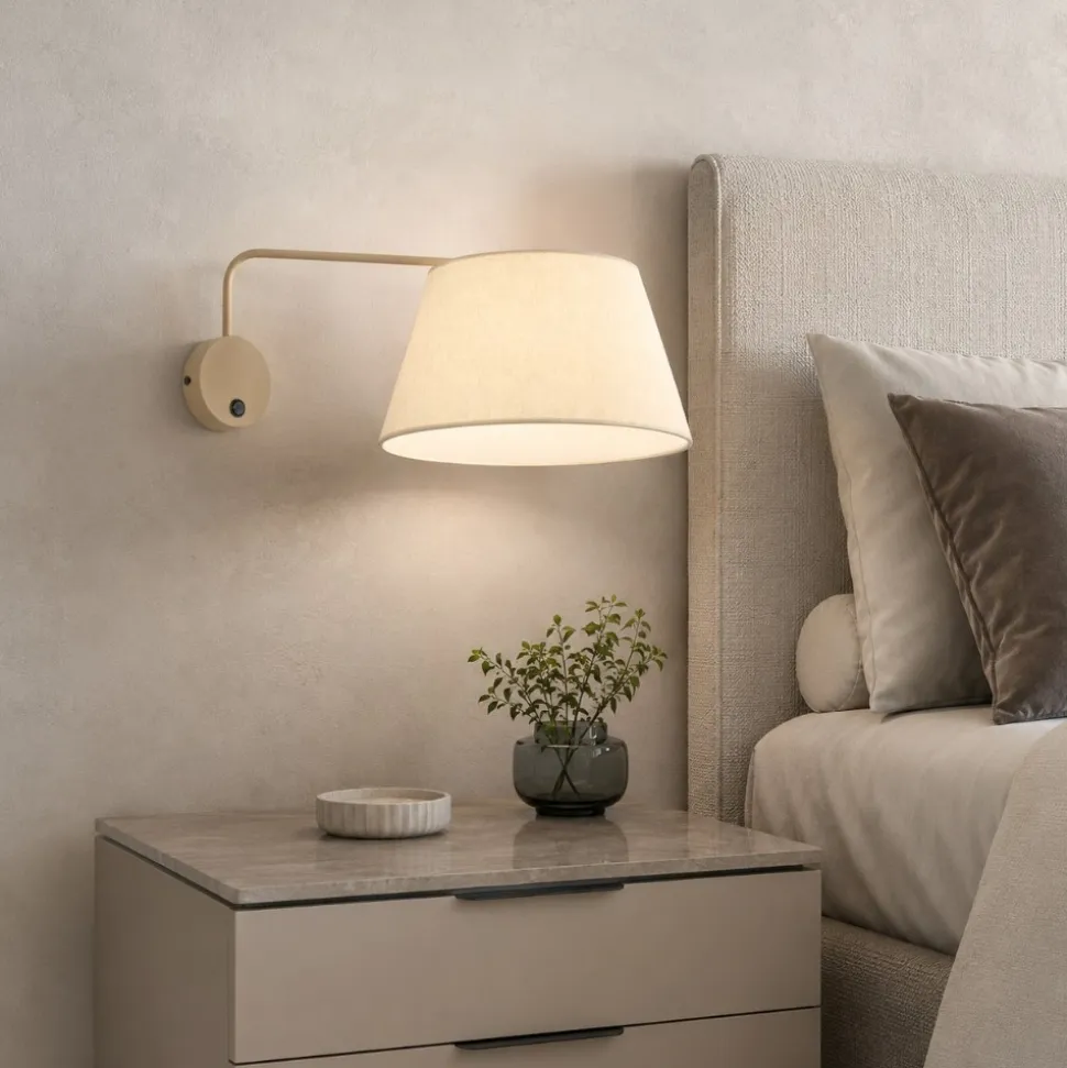 Applique con braccio orientabile beige in tessuto per comodino camera da letto