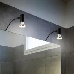 Applique da bagno design curvo nera luce orientabile