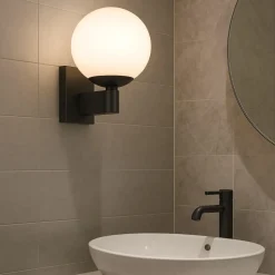 Applique da bagno nera sfera vetro bianco