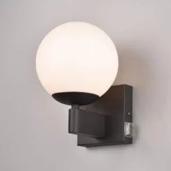 Applique da bagno nera sfera vetro bianco