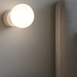 Applique da comodino sfera bianca 10cm in vetro maga perenz illuminazione