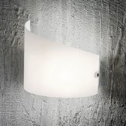 Applique design moderna vetro bianco curvo moa fabas luce