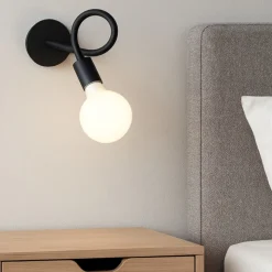 Applique nero orientabile per comodino camera da letto bulbo perenz
