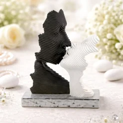 Bomboniera per matrimonio bacio stilizzato oro nero moderno bongelli preziosi