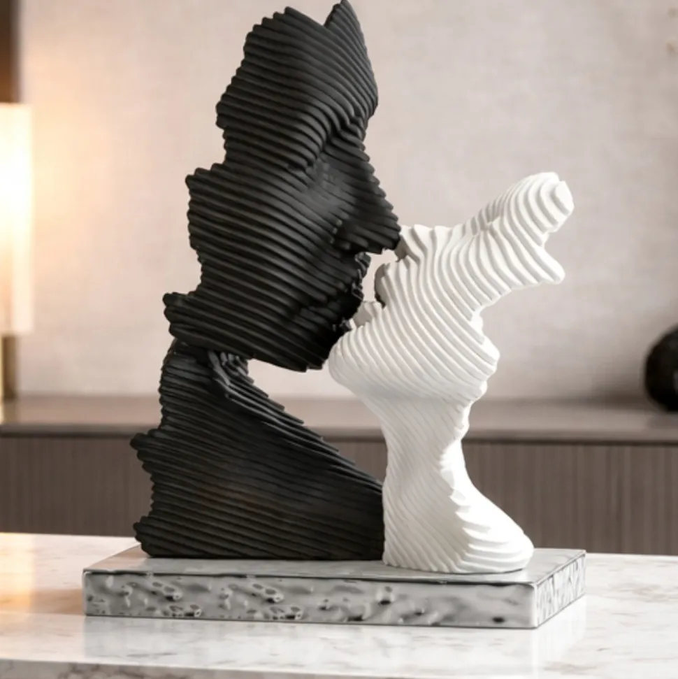 Bongelli preziosi bacio stilizzato scultura moderna bianco nero argento