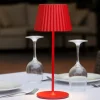 Lampada rossa da tavolino ricaricabile ortatile led moderna