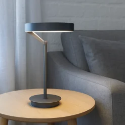 Lampada da scrivania gea luce criseide nera led 3000k per soggiorno