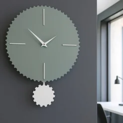 Orologio rotondo da parete verde in legno con pendolo