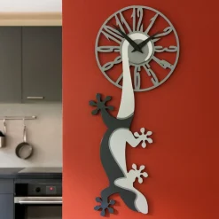Particolare orologio moderno da parete geko legno grigio nero