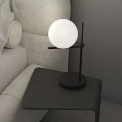 Top light lampada da tavolo holly nera sfera vetro bianco