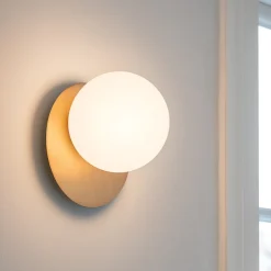Vivida pearl applique led 12w 3000k oro spazzolato sfera vetro bianco moderna